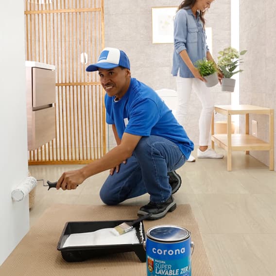 Pintor trabajando con tecnología Bajo Olor de pinturas Corona